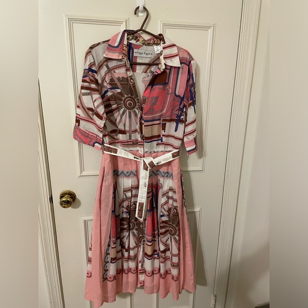 This absolute beautiful drees in a amazing condition